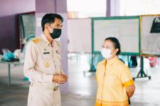 นายพีระ วงค์หมอ ผู้อำนวยการกองการศึกษา ลงพื้นที่ตรวจความเรียบร้อยในการตรวจเชื้อโคโรน่า-2019 ด้วยชุดตรวจ Antigen-Kit (ATK) ของนักเรียนระดับชั้น ป.1-ป-6 ภายในสถานศึกษาสังกัดเทศบาลนครแม่สอด