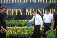 เทศบาลนครแม่สอด ดำเนินโครงการปลุกดอกดาวเรือง ถวายเป็นพระราชกุศล