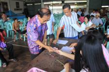 เทศบาลนครแม่สอด แจกเบี้ยยังชีพผู้สูงอายุและผู้พิการ ประจำเดือนมิถุนายน 2561