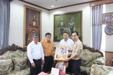 ผู้อำนวยการโรงพยาบาลแม่สอด เข้าอวยพรเนื่องในวาระปีใหม่ ๒๕๕๙ แด่ ดร.เทอดเกียรติ  ชินสรนันท์ นายกเทศมนตรีนครแม่สอด