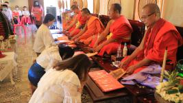 เทศบาลนครแม่สอดร่วมกับชมรมผู้สูงอายุนครแม่สอด ถวายเทียนจำนำพรรษาและผ้าอาบน้ำฝนที่วัดสุนทรีกาวาส (วัดป่าใหม่)