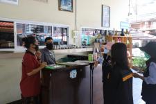 ทน.แม่สอด จัดประชุมคณะกรรมการศูนย์ปฏิบัติการควบคุมโรคเทศบาลนครแม่สอดและออกตรวจห้างร้าน ร้านสะดวกซื้อ ร้านอาหาร ร้านนวดต่างๆ และสถานศึกษาในเขตเทศบาล