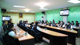 ทน.แม่สอด จัดประชุมคณะกรรมการศูนย์ปฏิบัติการควบคุมโรคเทศบาลนครแม่สอดและออกตรวจสถานประกอบการต่างๆและสถานศึกษาในเขตเทศบาล