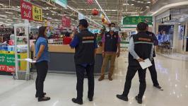 ทน.แม่สอด ลงพื้นที่ประชาสัมพันธ์มาตรการเฝ้าระวังป้องกันโรคไวรัสโควิด-19 