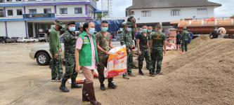 งานป้องกันและบรรเทาสาธารณภัยนครแม่สอด ร่วมกับหน่วยเฉพาะกิจกรมทหารราบที่ 4 บรรจุกระสอบทรายหยาบเตรียมมอบประชาชนในเขตเทศบาลนครแม่สอด
