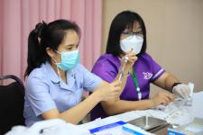 ทน.แม่สอด ร่วมกับ รพ.แม่สอด ร่วมให้บริการฉีดวัคซีนเคลื่อนที่ให้แก่นักเรียนโรงเรียนในสังกัดเทศบาลนครแม่สอด 