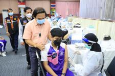 ทน.แม่สอด ร่วมกับ รพ.แม่สอด ร่วมให้บริการฉีดวัคซีนเคลื่อนที่ให้แก่นักเรียนโรงเรียนในสังกัดเทศบาลนครแม่สอด 