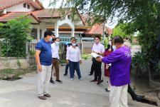 ทน.แม่สอด ลงพื้นที่สำรวจแก้ไขปัญหาน้ำท่วมขังในชุมชนวัดหลวง บริเวณหมู่บ้านถุงทอง