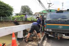ทน.แม่สอด ลงพื้นที่ดำเนินการจัดเก็บขยะบริเวณใต้สะพานข้ามลำห้วยแม่สอด