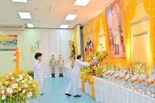 ทน.แม่สอด ร่วมพิธีถวายเครื่องราชสักการะ วางพานพุ่ม และจุดเทียนชัยถวายพระพรชัยมงคล