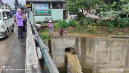 ทน.แม่สอด ลงพื้นที่ติดตามสถานการณ์น้ำในลำห้วยแม่สอดหลังมีฝนตกอย่างต่อเนื่อง
