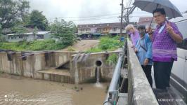 ทน.แม่สอด ลงพื้นที่ติดตามสถานการณ์น้ำในลำห้วยแม่สอดหลังมีฝนตกอย่างต่อเนื่อง