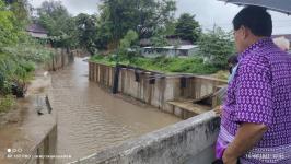 ทน.แม่สอด ลงพื้นที่ติดตามสถานการณ์น้ำในลำห้วยแม่สอดหลังมีฝนตกอย่างต่อเนื่อง