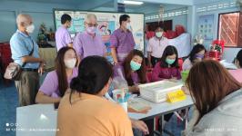 ทน.แม่สอด ให้บริการฉีดยาวัคซีนป้องกันโรคพิษสุนัขบ้าให้กับสุนัขและแมว พร้อมลงทะเบียนสัตว์เลี้ยงที่ชุมชนร่วมแรง