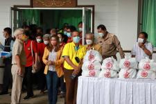 ทน.แม่สอด ร่วมกับ มูลนิธิสามัคคีการกุศลแม่สอด แจกถุงยังชีพแก่ ผู้อยากไร้ ผู้ด้อยโอกาส และผู้ประสบปัญหาทางสังคม ทั้ง 20 ชุมชน