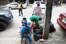 ทน.แม่สอด ลงพื้นที่ขุดลอกท่อระบายน้ำในตัวเมืองนครแม่สอด