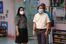 นายกเทศมนตรีนครแม่สอด ตรวจเยี่ยมการตรวจสุขภาพเด็กนักเรียน โรงเรียนเทศบาลวัดดอนแก้ว ประจำปี 2565
