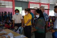 นายกเทศมนตรีนครแม่สอด ตรวจเยี่ยมการตรวจสุขภาพเด็กนักเรียน โรงเรียนเทศบาลวัดดอนแก้ว ประจำปี 2565