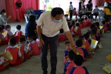 นายกเทศมนตรีนครแม่สอด ตรวจเยี่ยมการตรวจสุขภาพเด็กนักเรียน โรงเรียนเทศบาลวัดดอนแก้ว ประจำปี 2565