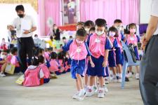นายกเทศมนตรีนครแม่สอด ตรวจเยี่ยมการตรวจสุขภาพเด็กนักเรียน โรงเรียนเทศบาลวัดดอนแก้ว ประจำปี 2565