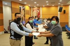 ทน.แม่สอด จัดพิธีมอบเกียรติบัตรพร้อมเหรียญเชิดชูเกียรติ อสม.ที่ปฏิบัติงานครบ 10 ปี 20 ปี และมอบประกาศนียบัตรผู้ที่ผ่านการอบรม