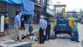 ทน.แม่สอด ลงพื้นที่ติดตามความคืบหน้างานก่อสร้างวางท่อระบายน้ำ  เทคอนกรีตปรับพื้นผิวถนน เขตเทศบาลนครแม่สอด