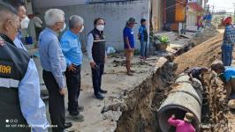 ทน.แม่สอด ลงพื้นที่ติดตามความคืบหน้างานก่อสร้างวางท่อระบายน้ำ  เทคอนกรีตปรับพื้นผิวถนน เขตเทศบาลนครแม่สอด