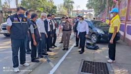 ทน.แม่สอด ร่วมกับสถานีตำรวจภูธรแม่สอด จัดกิจกรรม จิตอาสาทาสี ตีเส้นช่องจอดรถ หน้าร.ร.สรรพวิทยาคม