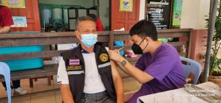 ทน.แม่สอด ลงพื้นที่ให้กำลังใจประชาชนที่มารับบริการฉีดวัคซีนป้องกัน โควิด-19