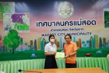 ทน.แม่สอด มอบใบประกาศเกียรติบัตร ผู้ผ่านการฝึกประสบการณ์ ด้านการแพทย์และสาธารณสุข คลินิกชุมชนอบอุ่นเทศบาลนครแม่สอด
