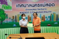 ทน.แม่สอด มอบใบประกาศเกียรติบัตร ผู้ผ่านการฝึกประสบการณ์ ด้านการแพทย์และสาธารณสุข คลินิกชุมชนอบอุ่นเทศบาลนครแม่สอด