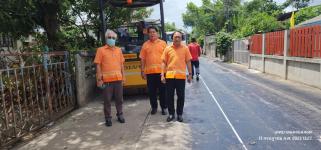 ทน.แม่สอด ลงพื้นที่ติดตามเรียบร้อยการก่อสร้างปรับปรุงเสริมผิวจราจรลาดยางแอสฟัลท์ติก ชุมชนสักทอง