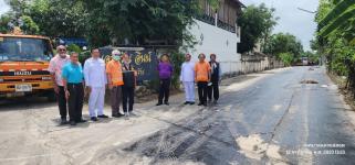 ทน.แม่สอด ลงพื้นที่ติดตามเรียบร้อยการก่อสร้างปรับปรุงเสริมผิวจราจรลาดยางแอสฟัลท์ติก ชุมชนสักทอง