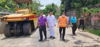 ทน.แม่สอด ลงพื้นที่ติดตามเรียบร้อยการก่อสร้างปรับปรุงเสริมผิวจราจรลาดยางแอสฟัลท์ติก ชุมชนสักทอง