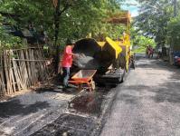 ทน.แม่สอด ลงพื้นที่ติดตามเรียบร้อยการก่อสร้างปรับปรุงเสริมผิวจราจรลาดยางแอสฟัลท์ติก ชุมชนสักทอง