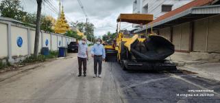 ทน.แม่สอด ลงพื้นที่ติดตามเรียบร้อยการก่อสร้างปรับปรุงเสริมผิวจราจรลาดยางแอสฟัลท์ติก พร้อมยกฝาท่อระบายน้ำ ชุมชนชุมพลพัฒนา
