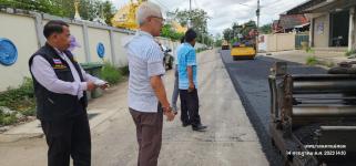 ทน.แม่สอด ลงพื้นที่ติดตามเรียบร้อยการก่อสร้างปรับปรุงเสริมผิวจราจรลาดยางแอสฟัลท์ติก พร้อมยกฝาท่อระบายน้ำ ชุมชนชุมพลพัฒนา