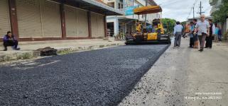 ทน.แม่สอด ลงพื้นที่ติดตามเรียบร้อยการก่อสร้างปรับปรุงเสริมผิวจราจรลาดยางแอสฟัลท์ติก พร้อมยกฝาท่อระบายน้ำ ชุมชนชุมพลพัฒนา