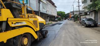 ทน.แม่สอด ลงพื้นที่ติดตามเรียบร้อยการก่อสร้างปรับปรุงเสริมผิวจราจรลาดยางแอสฟัลท์ติก พร้อมยกฝาท่อระบายน้ำ ชุมชนชุมพลพัฒนา
