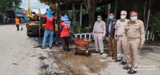 ทน.แม่สอด ลงพื้นที่ติดตามเรียบร้อยการปรับปรุงเสริมผิวจราจรลาดยางแอสฟัลท์ติก บริเวณไหล่ถนนชิดวนา