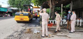 ทน.แม่สอด ลงพื้นที่ติดตามเรียบร้อยการปรับปรุงเสริมผิวจราจรลาดยางแอสฟัลท์ติก บริเวณไหล่ถนนชิดวนา