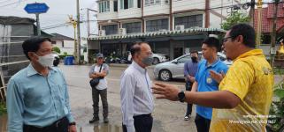 ทน.แม่สอด ลงพื้นที่สำรวจพร้อมแก้ไขปัญหาน้ำท่วมขัง ชุมชนอินทรคีรี 1