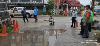 ทน.แม่สอด ลงพื้นที่สำรวจพร้อมแก้ไขปัญหาน้ำท่วมขัง ชุมชนอินทรคีรี 1