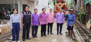  ทน.แม่สอด ลงพื้นที่ติดตามการดำเนินงานก่อสร้างรางระบายน้ำ ถนนอินทรคีรี ซอย 22 