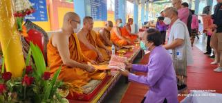 ทน.แม่สอด ร่วมพิธีถวายเทียนจำนำพรรษา ชมรมผู้สูงอายุเทศบาลนครแม่สอด
