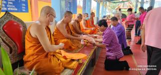 ทน.แม่สอด ร่วมพิธีถวายเทียนจำนำพรรษา ชมรมผู้สูงอายุเทศบาลนครแม่สอด
