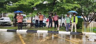 ทน.แม่สอด ลงพื้นที่ดำเนินการออกตัดต้นไม้ บริเวณโรงแรมควีนพาเลส