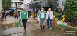 ทน.แม่สอด ลงพื้นที่ดำเนินการออกตัดต้นไม้ บริเวณโรงแรมควีนพาเลส