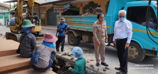 ทน.แม่สอด ลงพื้นที่ติดตามความคืบหน้าโครงการก่อสร้างรางระบายน้ำรูปตัวยู (ซอยร่วมใจ)
