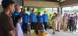 ทน.แม่สอด ร่วมพิธีมอบสิ่งของพระราชทาน มูลนิธิราชประชานุเคราะห์  ในพระบรมราชูปถัมภ์ ให้แก่นักเรียนทุนพระราชทาน 